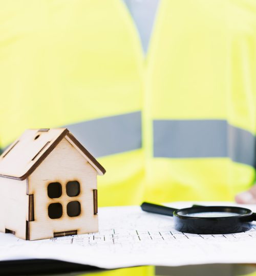 close-up-machete-house-with-magnifying-glass